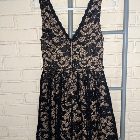 Black lace skater dress (fits like an 8) - Picture 5 of 5